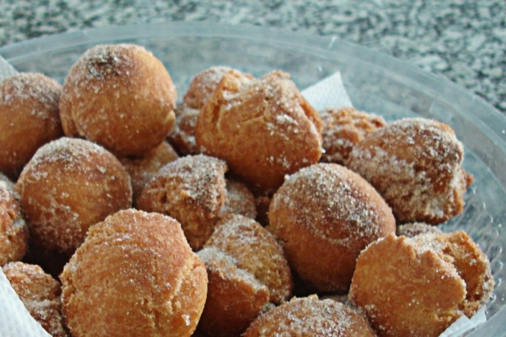 Como Fazer Bolinho de Banana Frito Super Fácil de Fazer