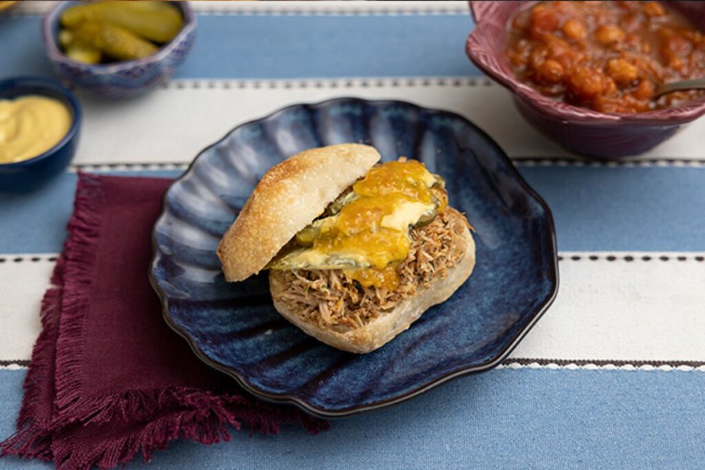 Delicioso Sanduíche de Pernil Desfiado